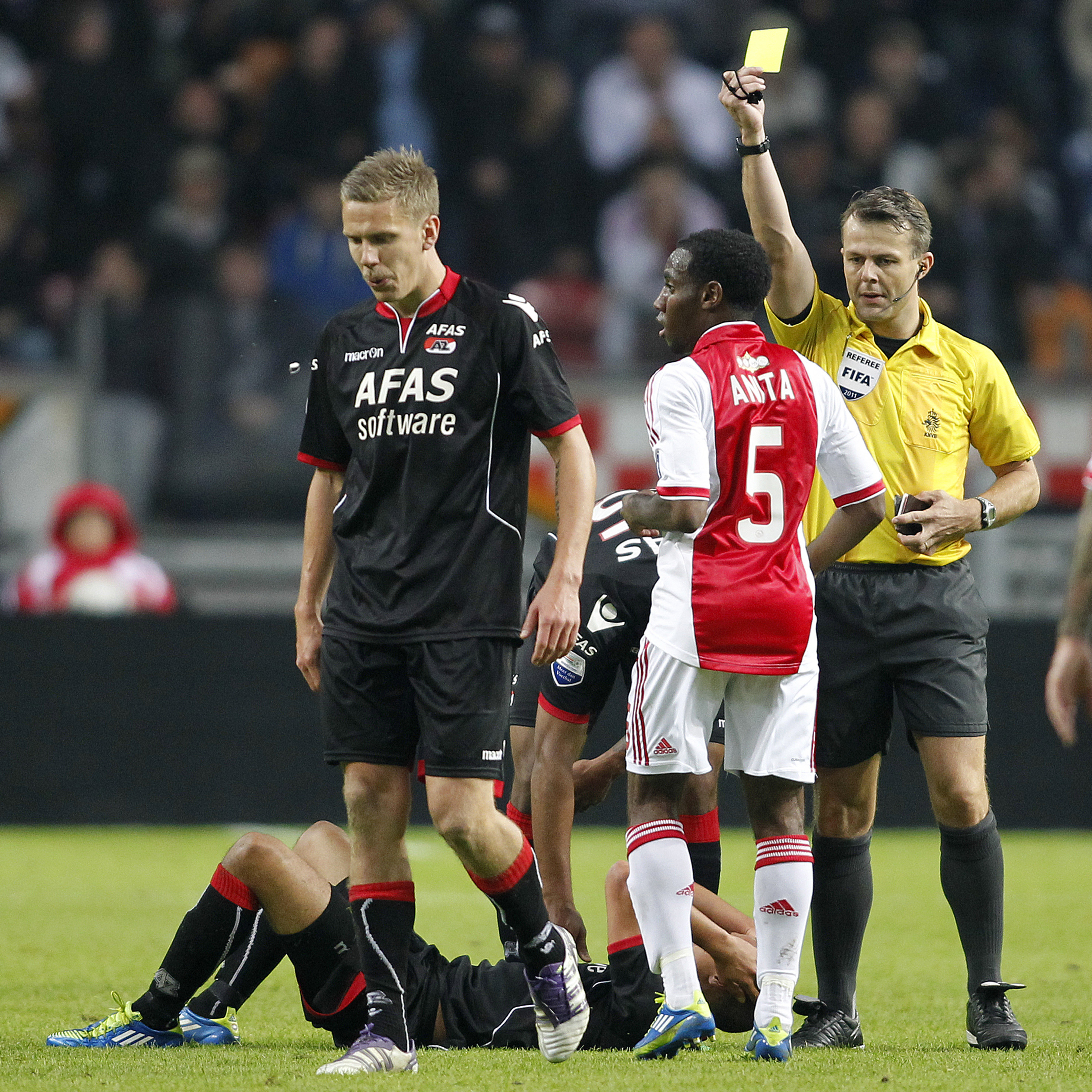 Det är sällan som Kuipers inte delar ut ett antal kort per match. Här i toppmötet Ajax-AZ Alkmaar i holländska ligan.