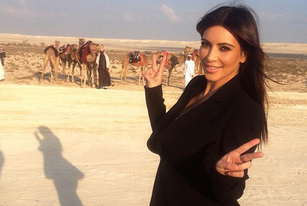 Kim Kardashian i öknen. Kim Kardashian i öknen.