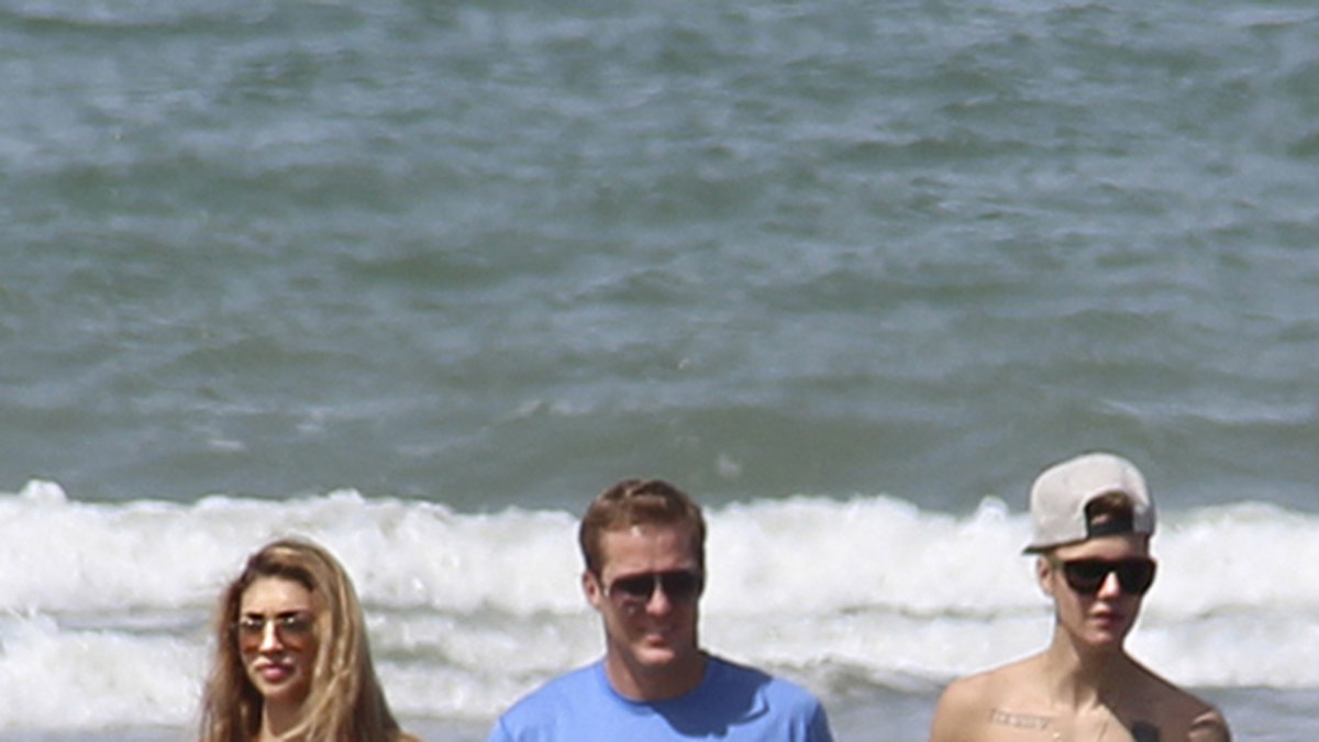 Bieber, Chantel och en vän tar en promenad längs stranden. 
