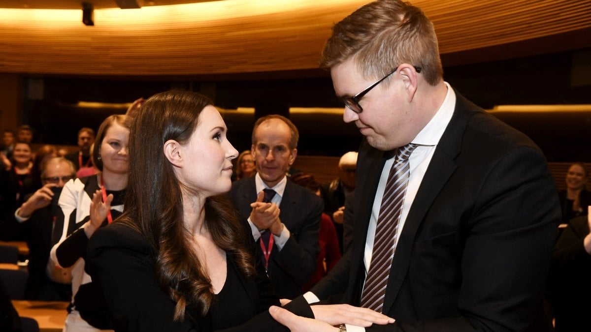 Antti Lindtman gratulerar Sanna Marin efter att han förlorat valet om att bli SDP:s statsministerkandidat mot henne i december 2019. Arkivbild.