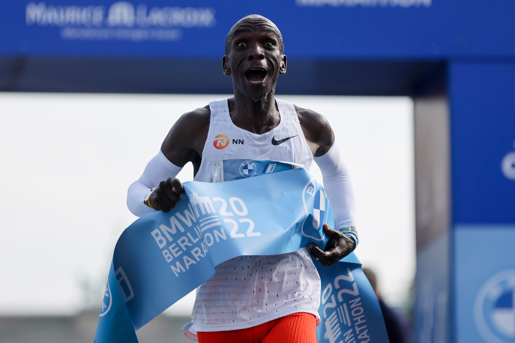 Kenyas Eliud Kipchoge satte nytt världsrekord under Berlin maraton.