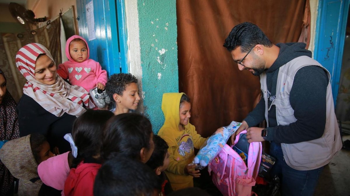Krigets fyra första månader handlade allt om att försöka överleva för det läsfrämjande Tamerinstitutets anställda i Gaza stad. Nu har Ziad Mousa börjat dela ut Unicefs 'psykologiska stödväskor'. Pressbild.
