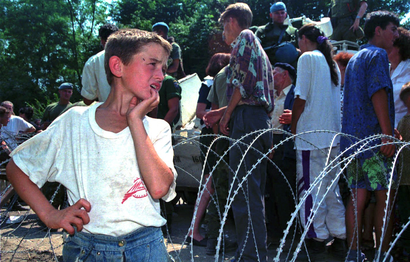 Den här bilden från 1995 visar en ung pojke som är på flykt med sin familj. Mer än 5 000 människor var på flykt från de bosnienserbiska styrkorna. Den här bilden från 1995 visar en ung pojke som är på flykt med sin familj. Mer än 5 000 människor var på flykt från de bosnienserbiska styrkorna.