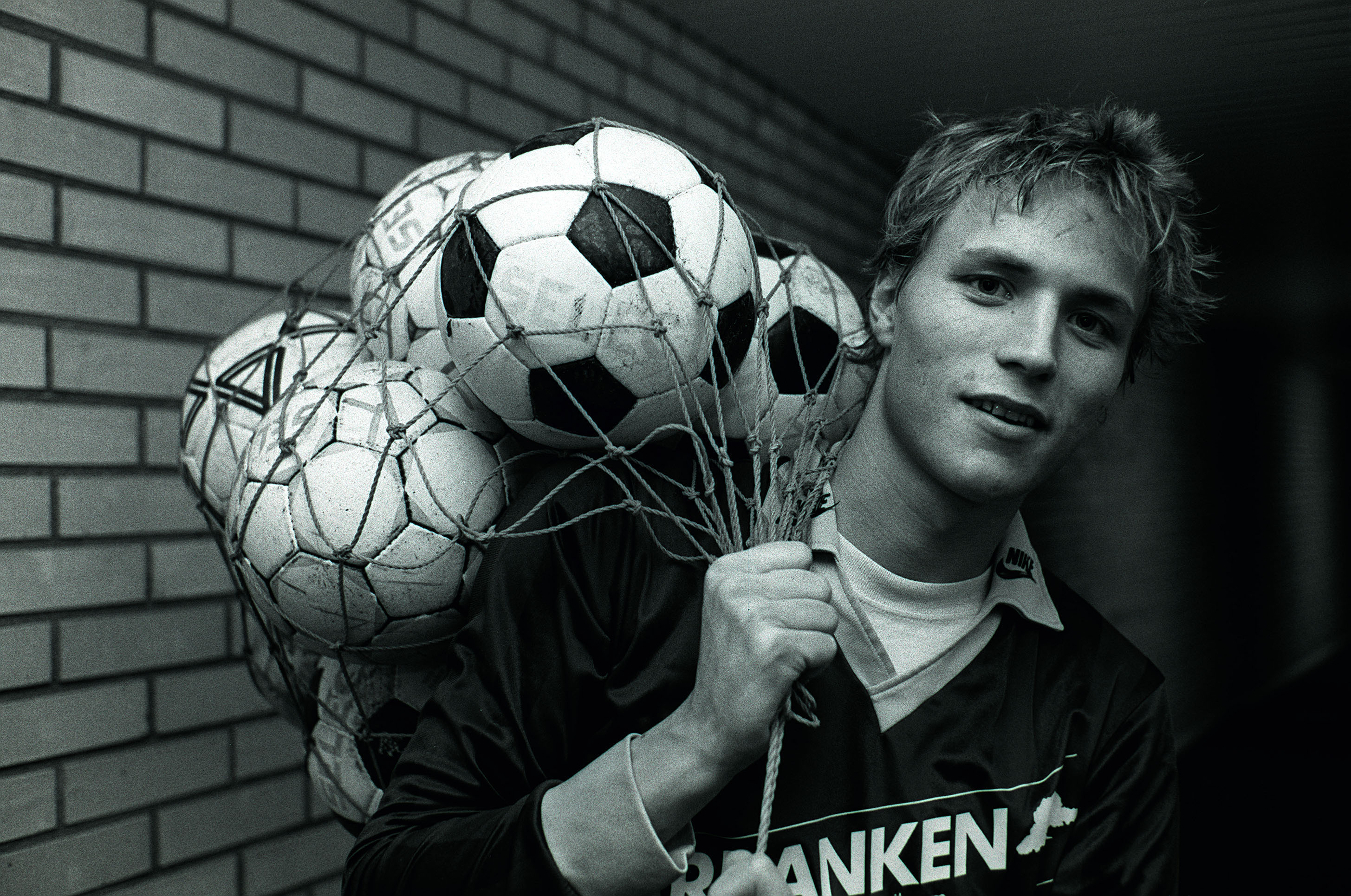 6. Thomas Bodström, kanske det mest givna namnet i startelvan då han har gjort det ännu bättre för Sossarna än för AIK. 6. Thomas Bodström, kanske det mest givna namnet i startelvan då han har gjort det ännu bättre för Sossarna än för AIK.