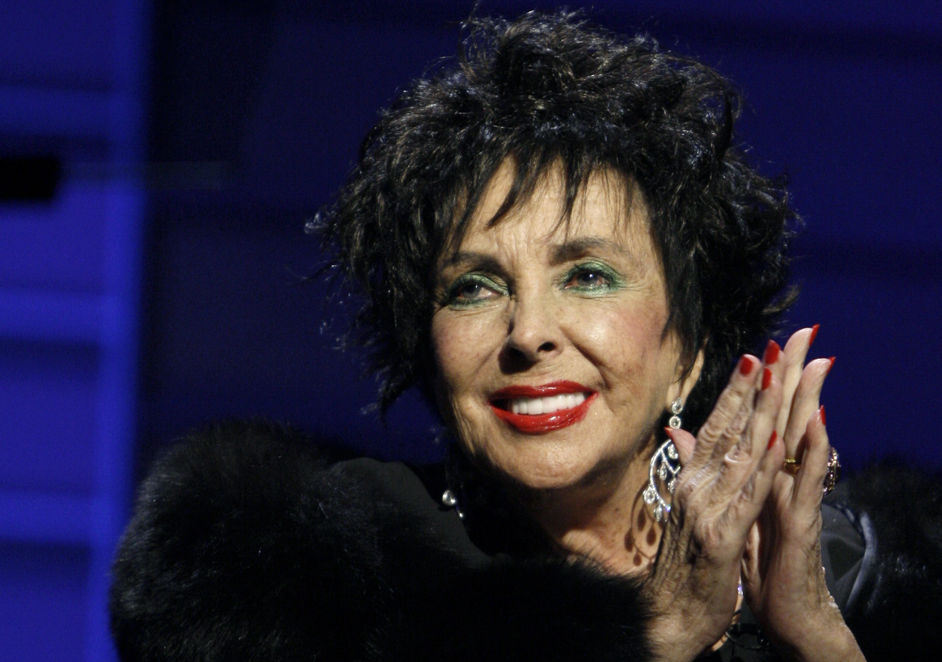 Den oskarbelönade skådespelerskan Elizabeth Taylor avled vid 79 års ålder på på Cedars-Sinaisjukhuset i Los Angeles. Hon är bland annat känd för sina roller i filmerna "Inte för pengar..." (1960) och "Vem är rädd för Virginia Woolf?" (1966). Den oskarbelönade skådespelerskan Elizabeth Taylor avled vid 79 års ålder på på Cedars-Sinaisjukhuset i Los Angeles. Hon är bland annat känd för sina roller i filmerna "Inte för pengar..." (1960) och "Vem är rädd för Virginia Woolf?" (1966).