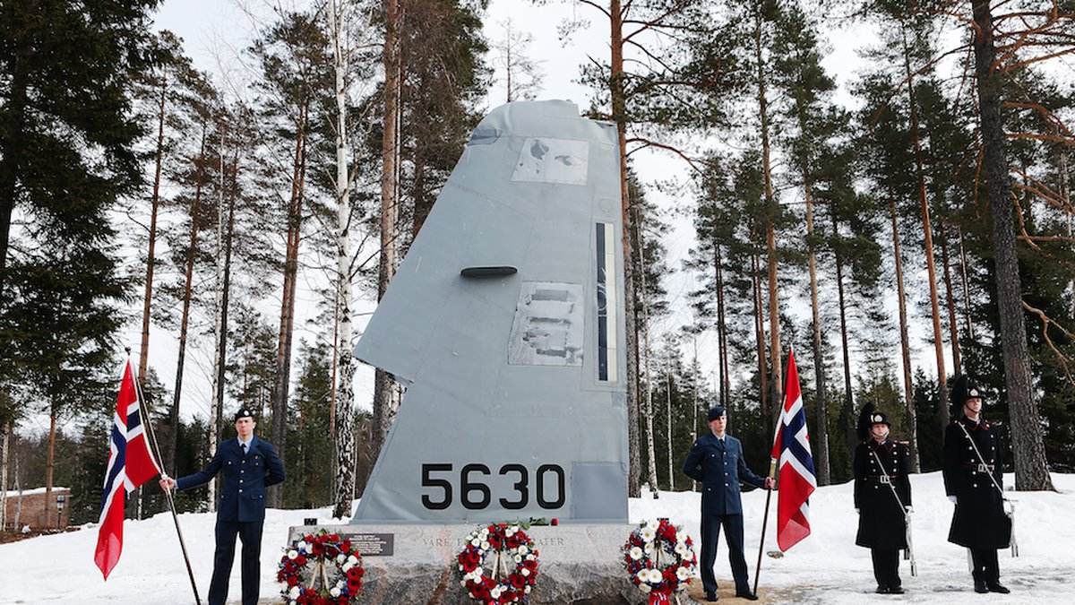 Det var under en norskledd Nato-övning den 15 mars 2012 som ett flygplan hoverade nära Kebnekaises topp. Ombord fanns fem norrmän vars kroppar återfanns med vrakdelar den 16 och 17 mars. De återfanns på två glaciärer öster och väster om Kebnekaisemassivet.