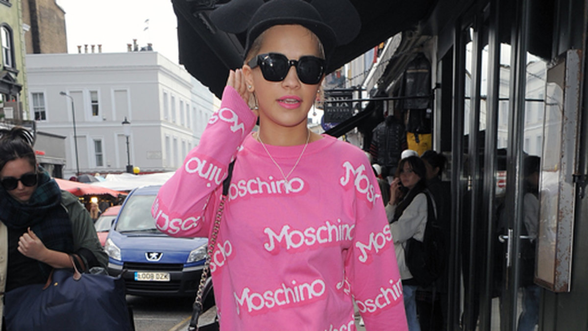 Sångerskan Rita Ora är lekfull i klänning från Moschinos Barbie-inspirerade kollektion. Klänningen heter Intarsia Cotton Mini Dress och kostar 6 500 kronor. 