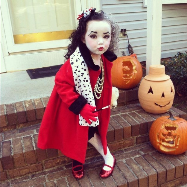 Göm era hundar! Cruella de Vil gör stan osäker. Göm era hundar! Cruella de Vil gör stan osäker.