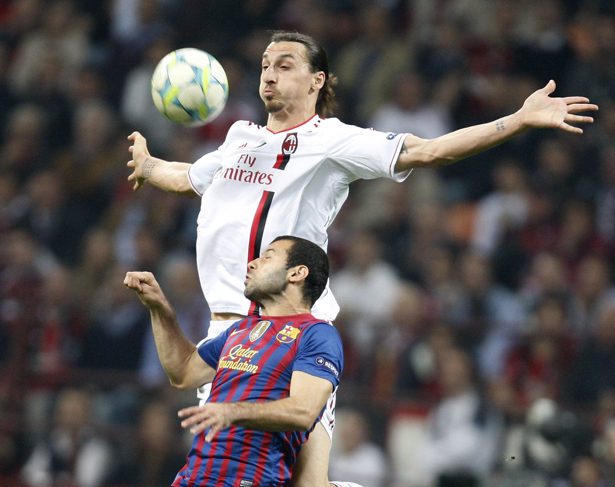 Här når Zlatan högst - i en duell med argentinaren Mascherano. 