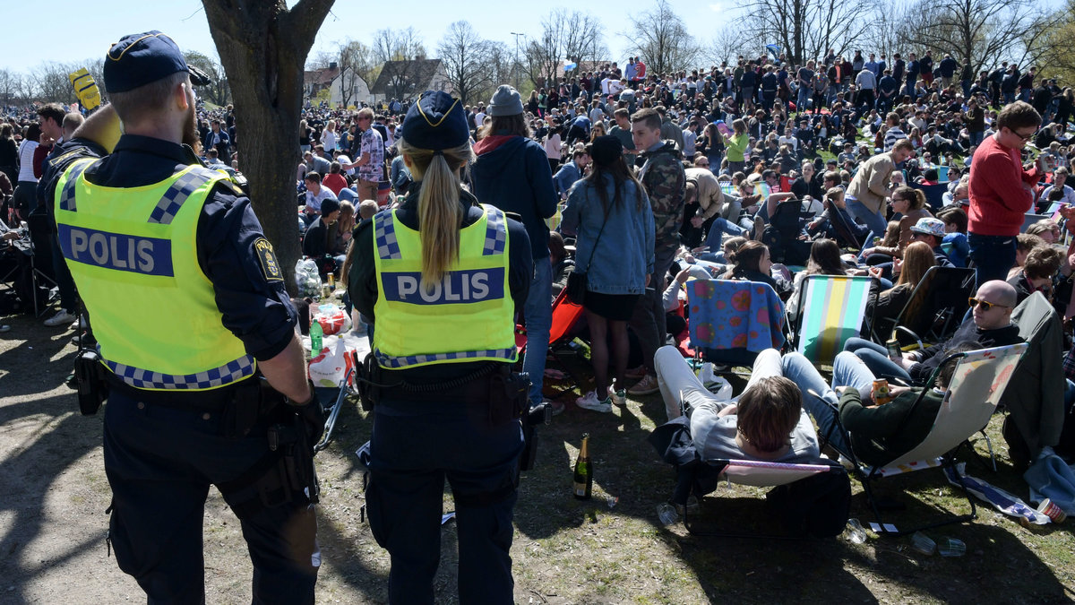 Polisen på plats i Stadsparken i Lund vid valborgsfirandet på söndagen.