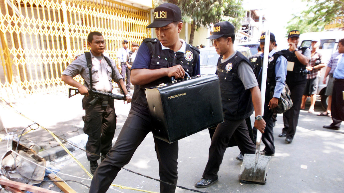 Indonesisk polis anländer till platsen för att påbörja teknisk undersökning.