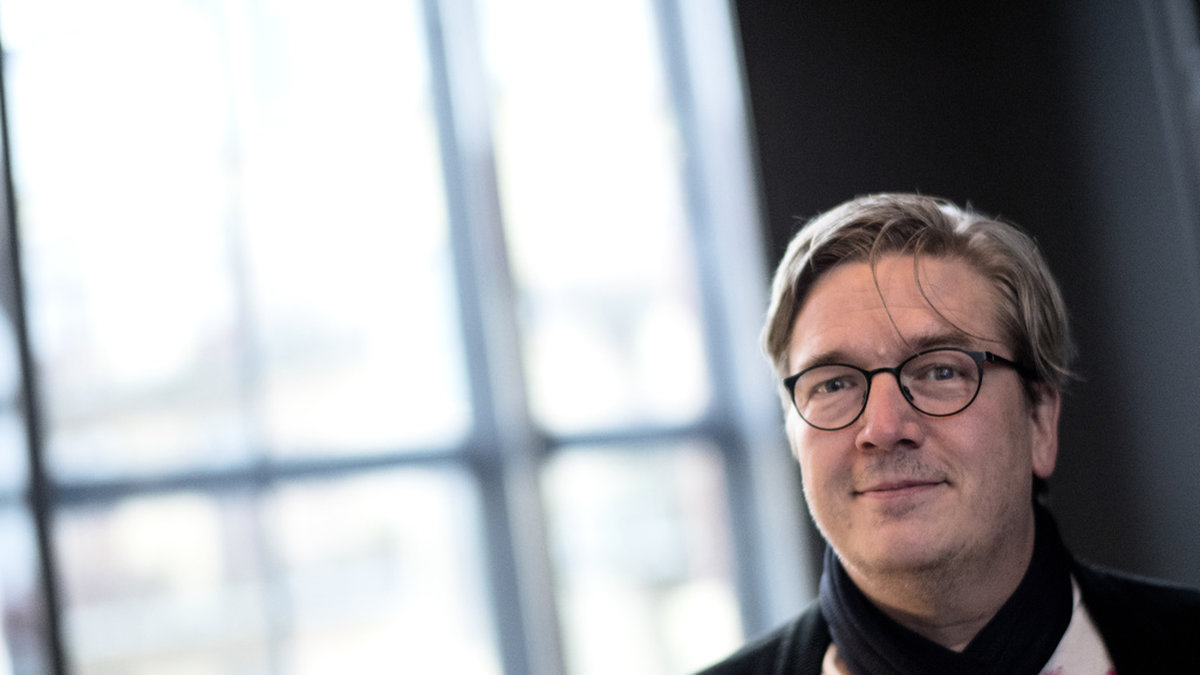 Tomas Alfredson ska regissera den nya tv-serien 'Trolösa'.