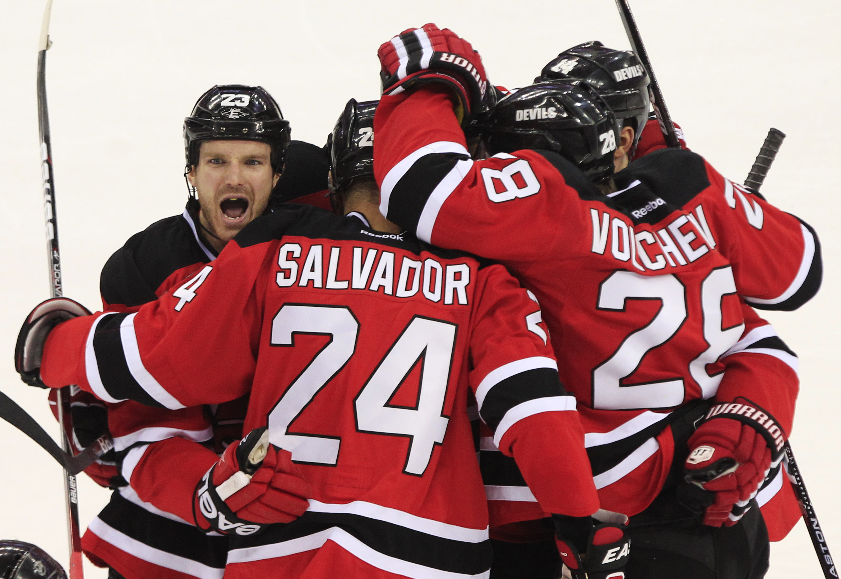 New Jersey Devils Bryce Salvador firar med lagkamraterna. New Jersey Devils Bryce Salvador firar med lagkamraterna.