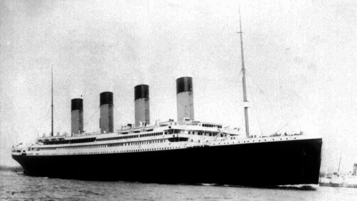 Nu har ringen återigen blivit aktuell efter det att tre fotografier som togs när livbåten hittades ute på Atlanten har sålts på en auktion i England.