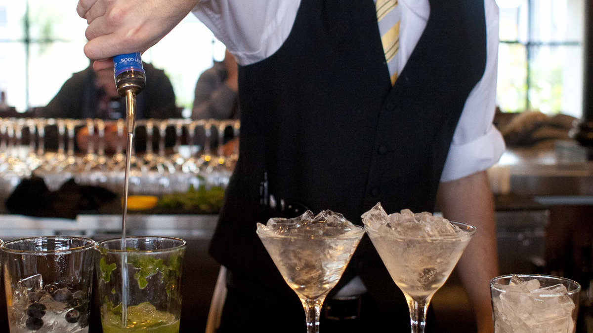 Bartendern döms till fängelse och förbjuds att jobba i bar under ett år.
