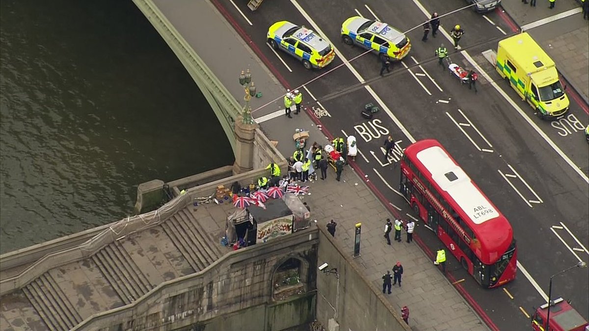 Flera personer har blivit påkörda på närliggande Westminster bridge.