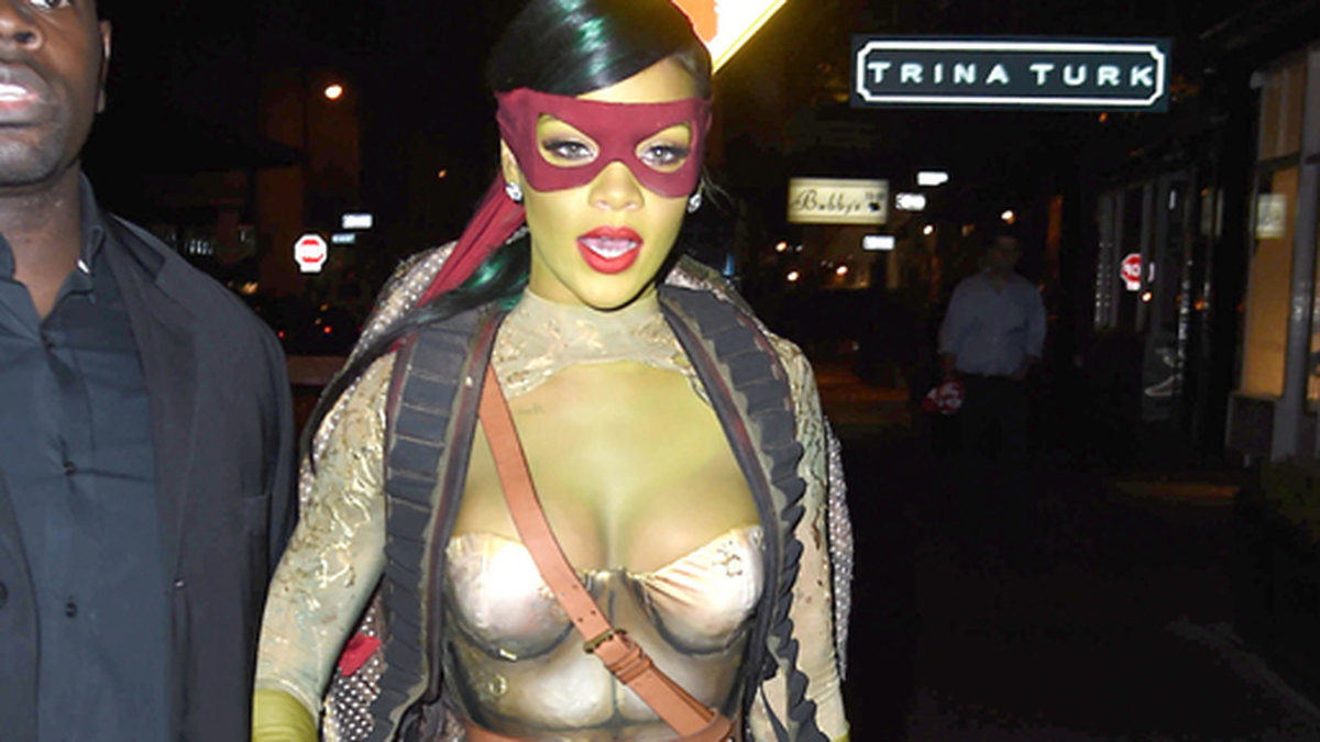 Rihanna kör Turtles-looken på Halloween.