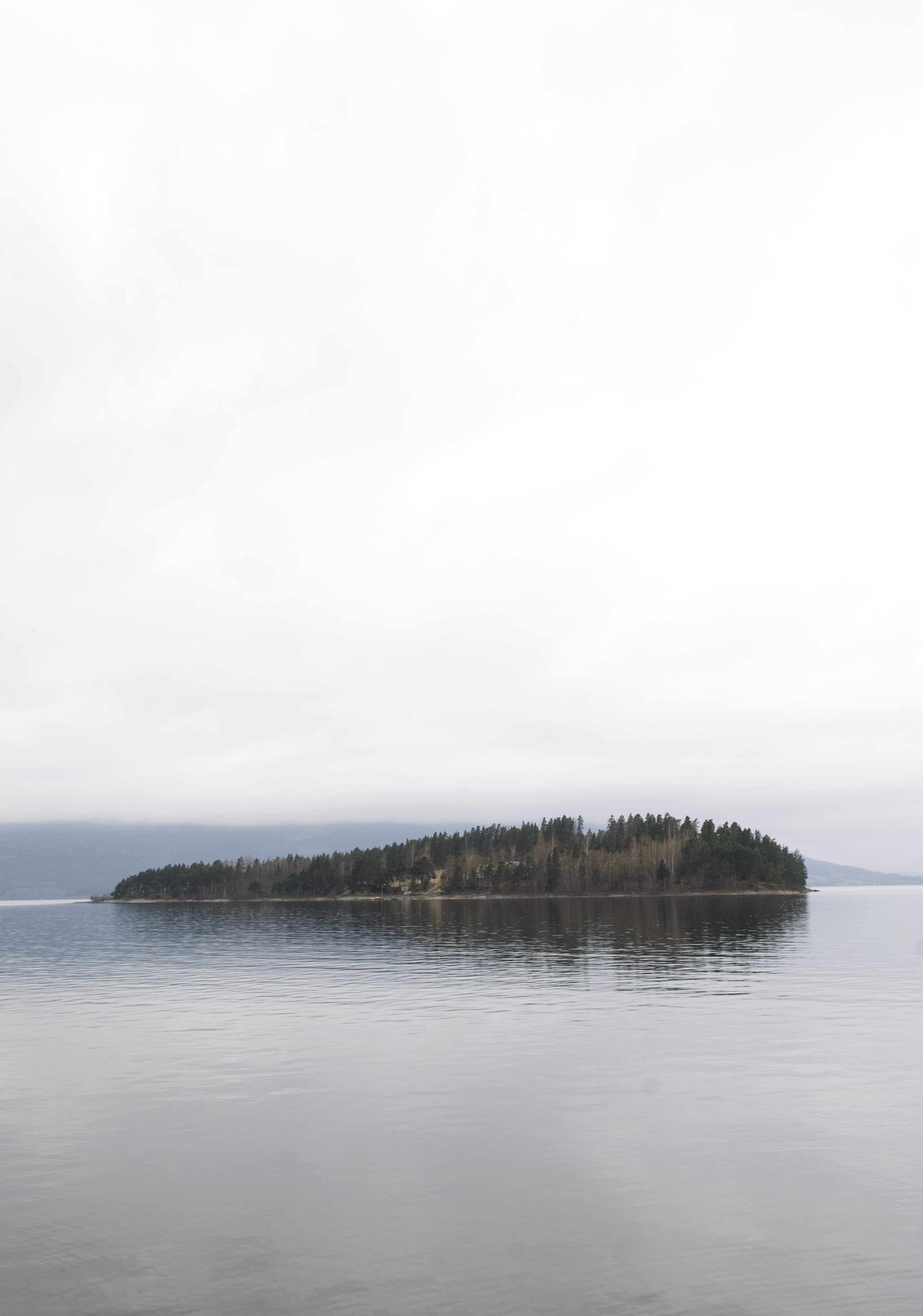 Utöya i Tyrifjorden sett från havet dagen innan första rättegångsdagen. Utöya i Tyrifjorden sett från havet dagen innan första rättegångsdagen.