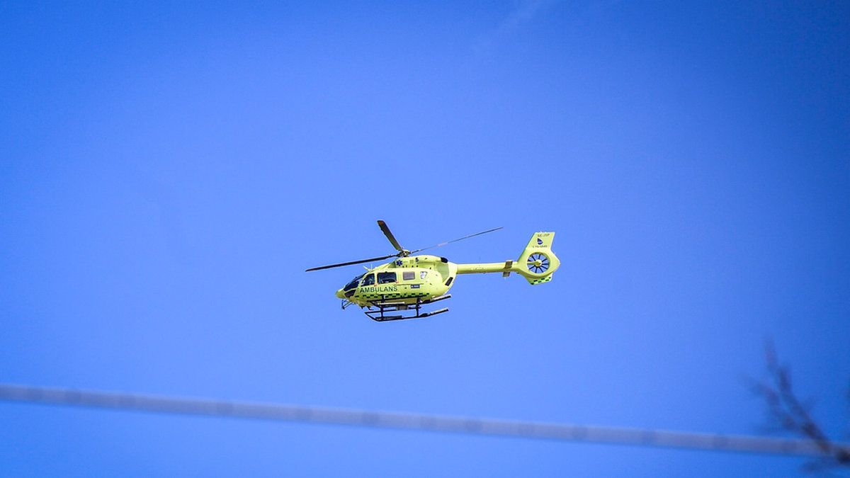 En man fördes till sjukhus med ambulanshelikopter efter en olycka i Hofors kommun. Arkivbild.