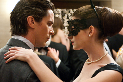 Christian Bale, här som Bruce Wayne i Batman tar sig en svängom med Anne Hathaway i 