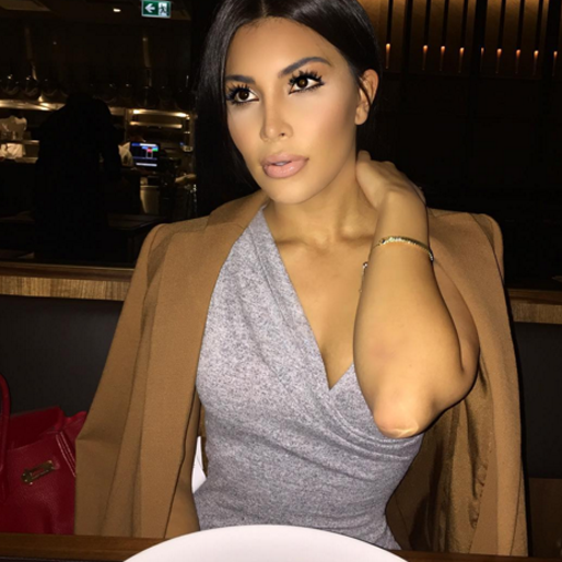 Många har försökt se ut som Kim Kardashian genom åren. Men frågan är om inte Kamilla (bilden) har lyckats bäst. 