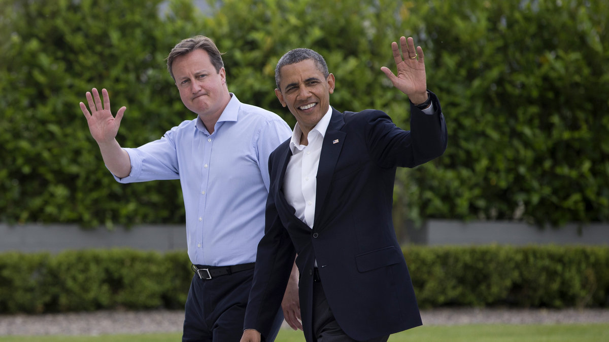 Cameron och Barack Obama slår följe på väg till ett G8-möte om Syrienkonfliken och frihandelsavtal, juni 2013.