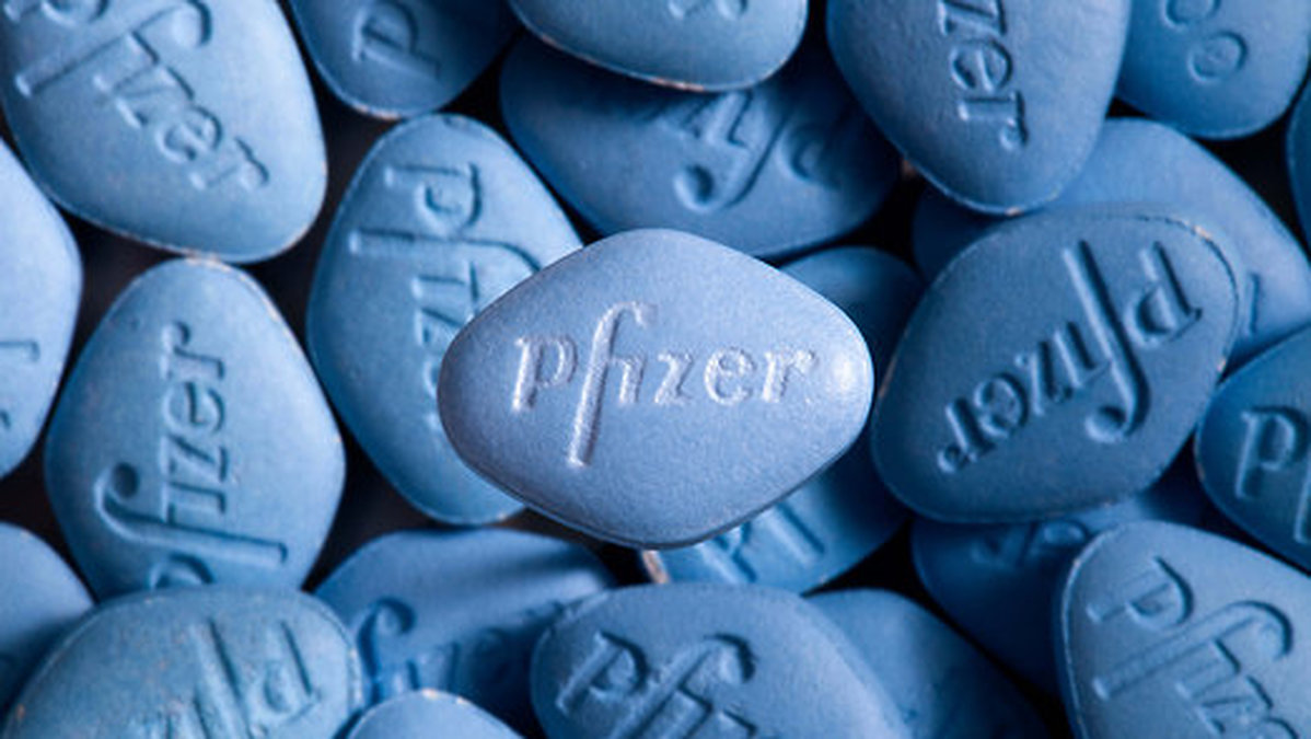 Det blåa välkända pillret ökar potensen, men är också starkt psykologiskt beroendeframkallande enligt pojkens psykoterapeut.