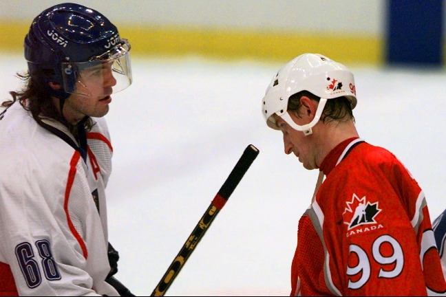 Klassisk bild när Gretzky tackar Jagr efter att Tjeckien slagit ut Kanada under OS i Nagano, 1998.
