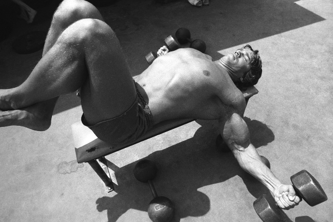 Det var också musklerna som hjälpte Arnold in i filmvärlden. Redan 1970 var han med i filmen "Herkules i New York". Dock var hans brytning så kraftig att han dubbades i filmen. Han blev i stället erkänd sju år senare när han hade huvudrollen i dokumentärf