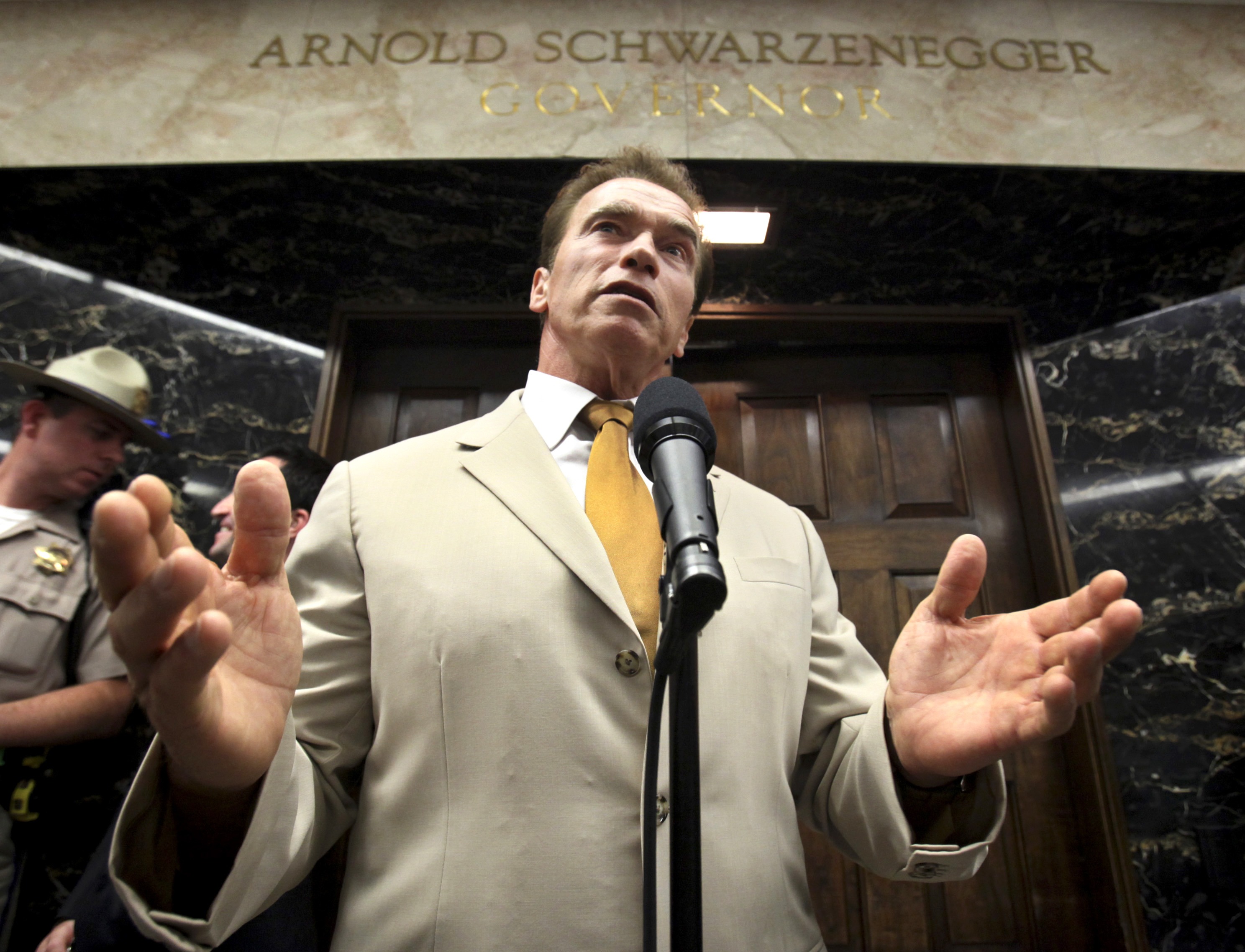 Arnold profilerade sig som en hårdför miljökämpe. 2006 blev Kalifornien den förste delstaten i USA att inför begränsningar av utsläpp som bidrar till klimatförändringar. Schwarzenegger avgick den 3 januari 2011. Han påstod att karriären som plitiker kosta Arnold profilerade sig som en hårdför miljökämpe. 2006 blev Kalifornien den förste delstaten i USA att inför begränsningar av utsläpp som bidrar till klimatförändringar. Schwarzenegger avgick den 3 januari 2011. Han påstod att karriären som plitiker kosta