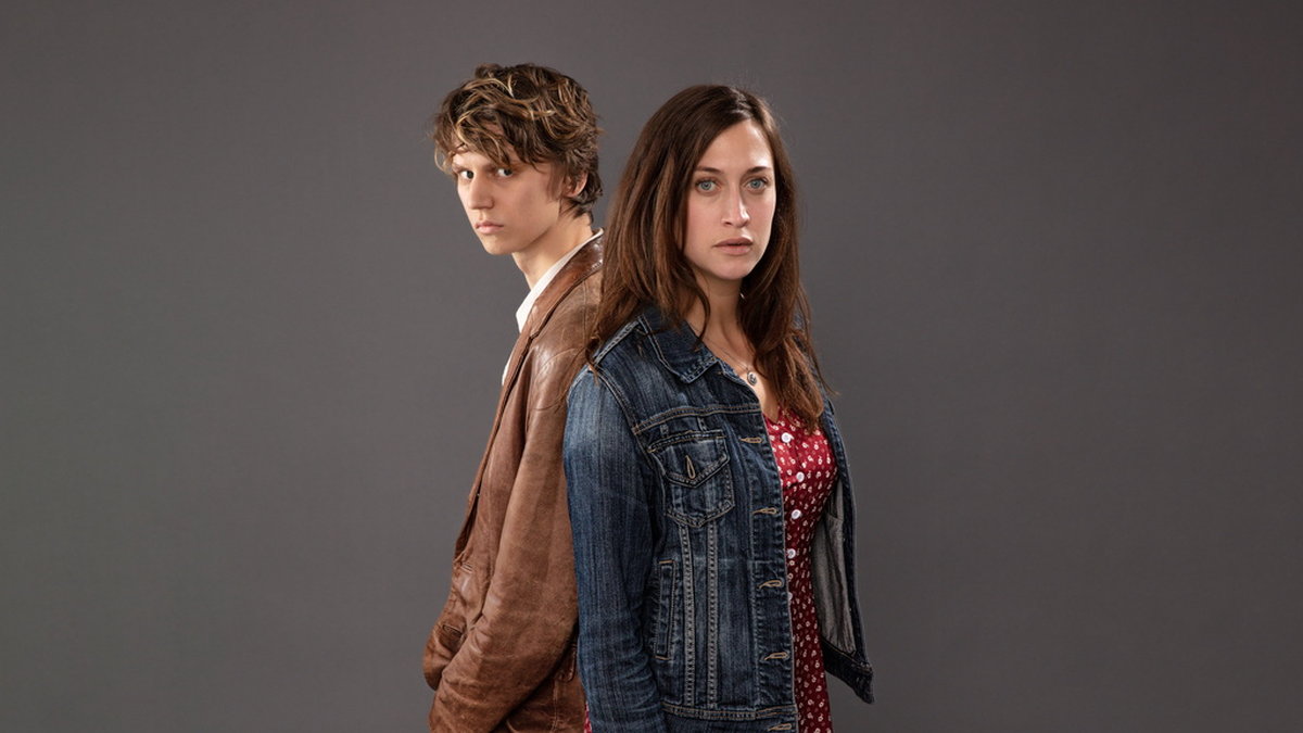 Erik Enge och Julia Ragnarsson har de stora rollerna i 'Slutet på sommaren'. Pressbild.