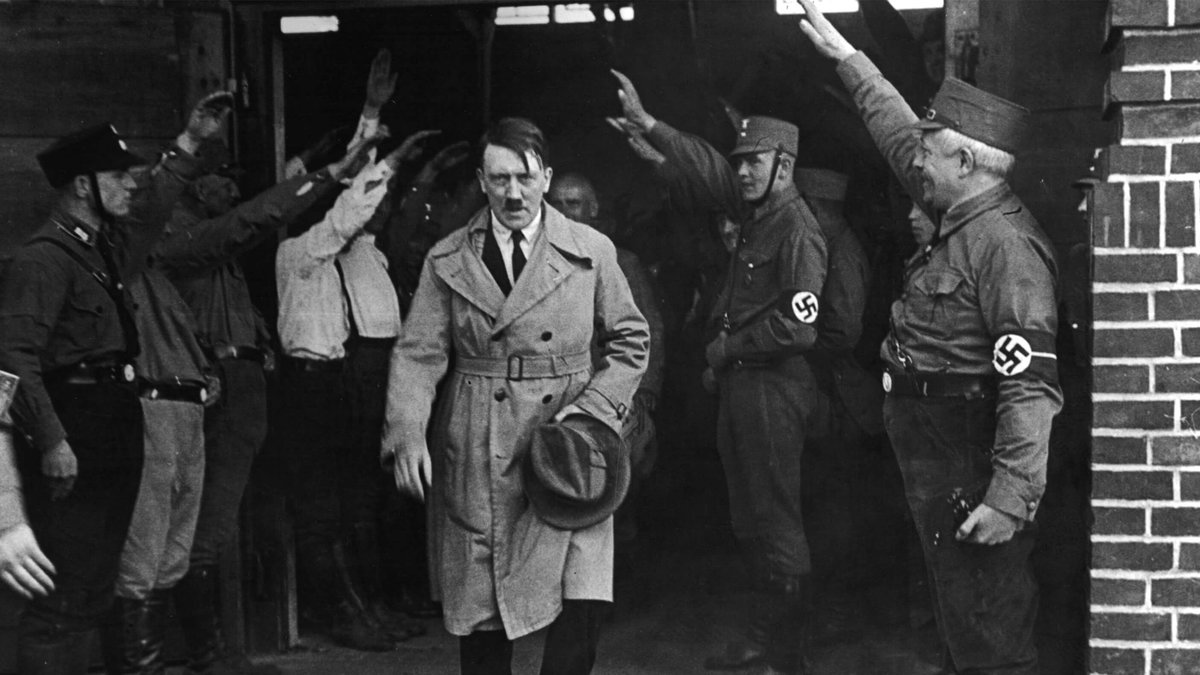 Enligt uppgift ska Hitler ha tyckt om när kvinnor utfört "handlingen" medan de stod över honom.