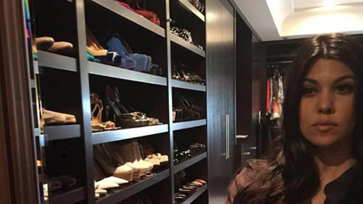 Kourtney Kardashian vet inte riktigt vilka skor hon ska välja. 