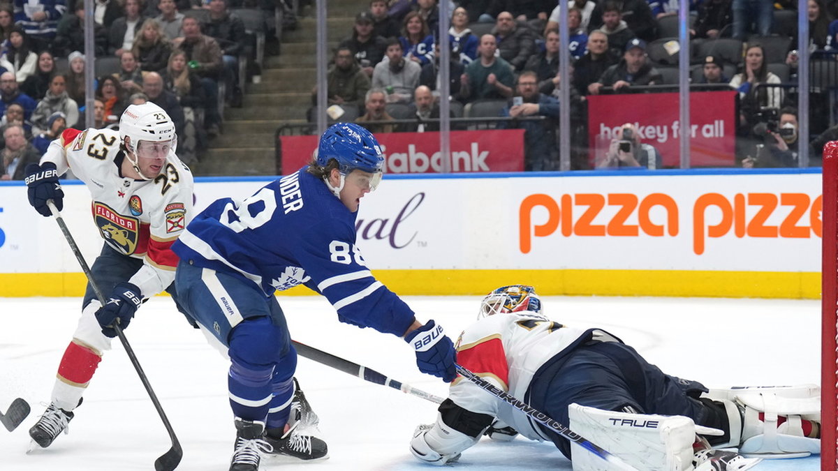 Toronto Maple Leafs forward William Nylander petar in pucken bakom Floridas målvakt Sergej Bobrovskij.