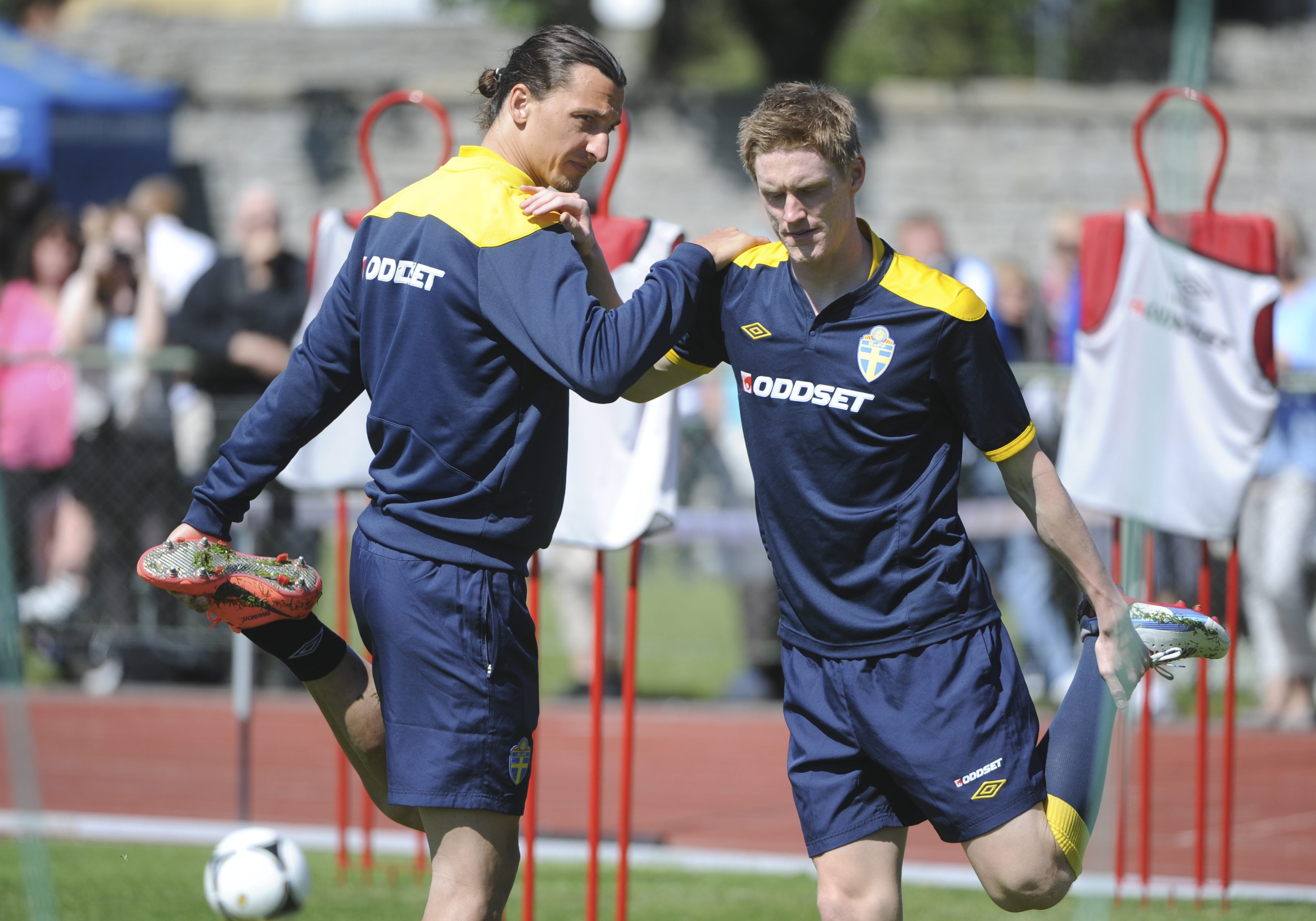 Rasmus Elm lämnas ute från startelvan men får hoppas på ett inhopp så att han får spela med Zlatan.