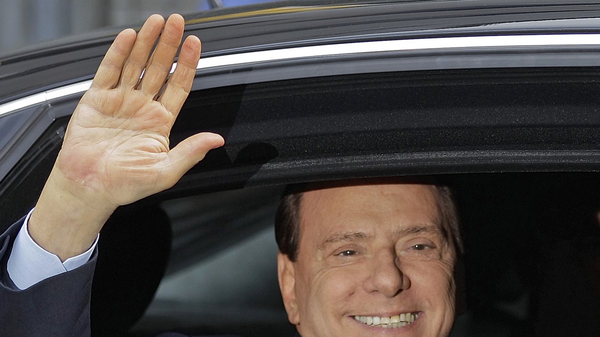 Berlusconi hade en hemlig grotta där han träffade sina eskortflickor – även kända som "bunga bunga-flickor", i Fords reklam framställda som "bekymmer".