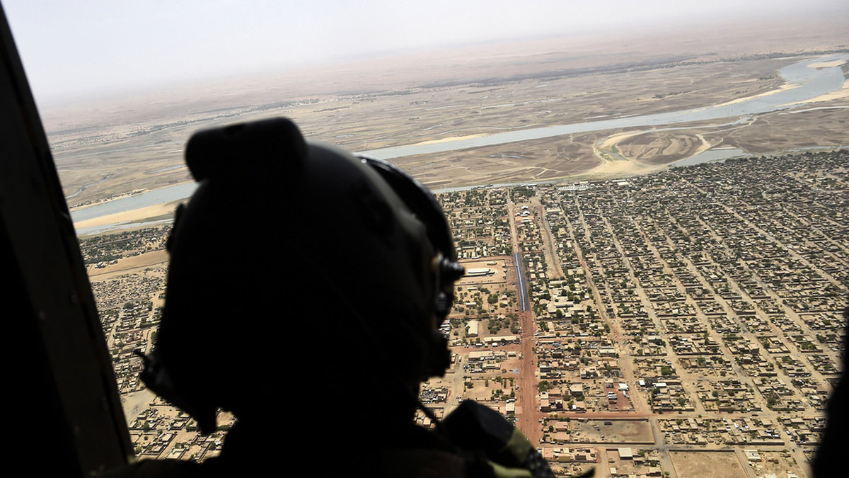 En franska soldat i en helikopter som flyger över Gao i östra Mali. Arkivbild.
