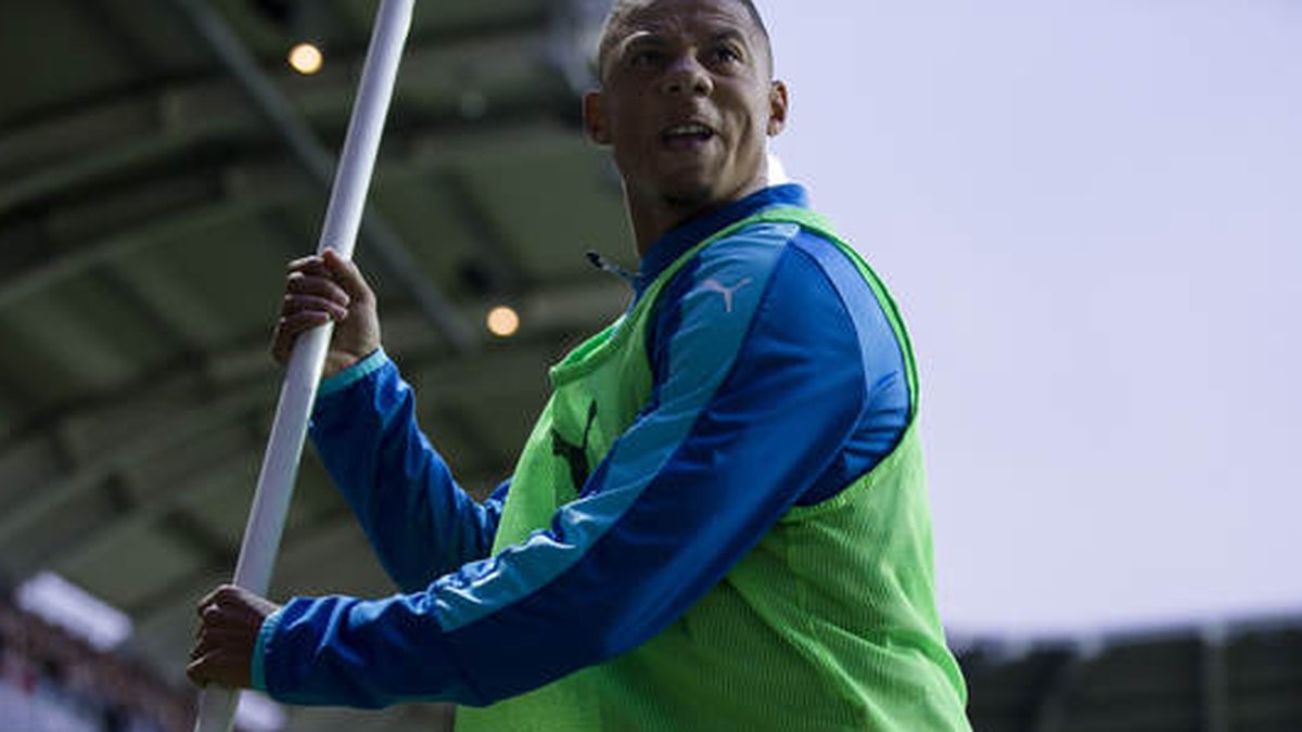 Tobias Sana kastade hörnflaggan mot Blåvitt-supportrarna under matchen mot Malmö.