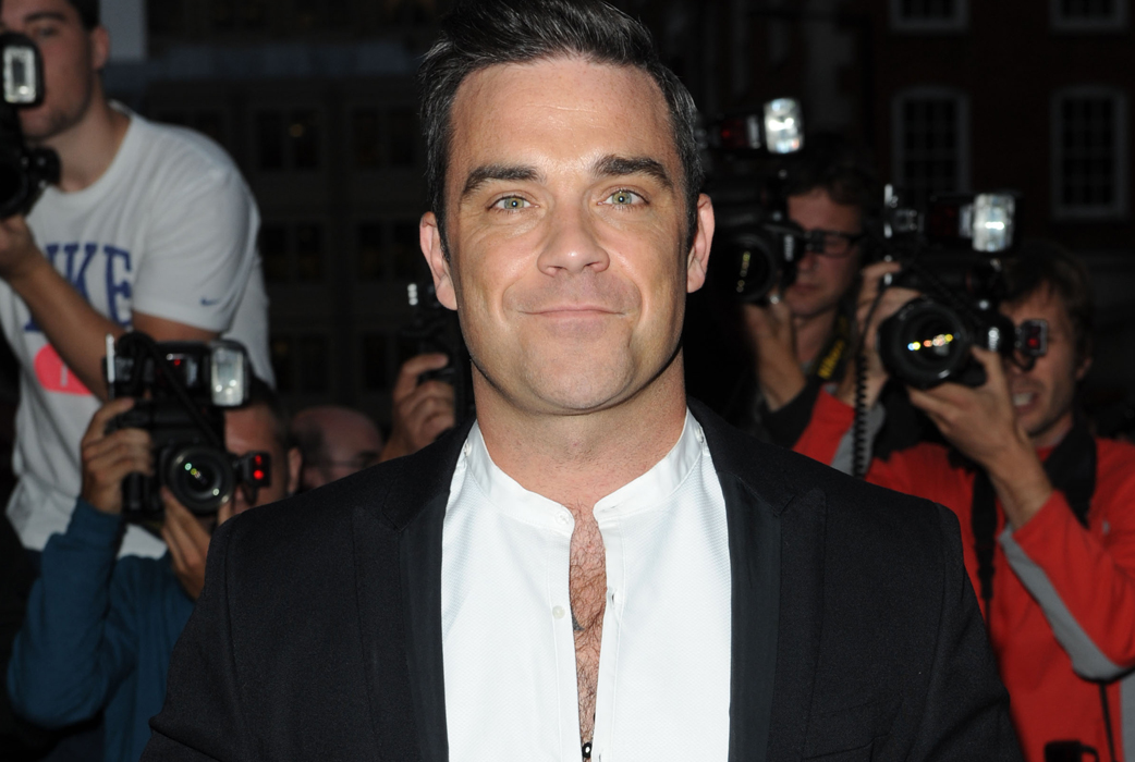 25. Trots att han verkar en aning galen så går det inte att förneka hur sjukt charmig Robbie Williams, 38, är. 25. Trots att han verkar en aning galen så går det inte att förneka hur sjukt charmig Robbie Williams, 38, är.