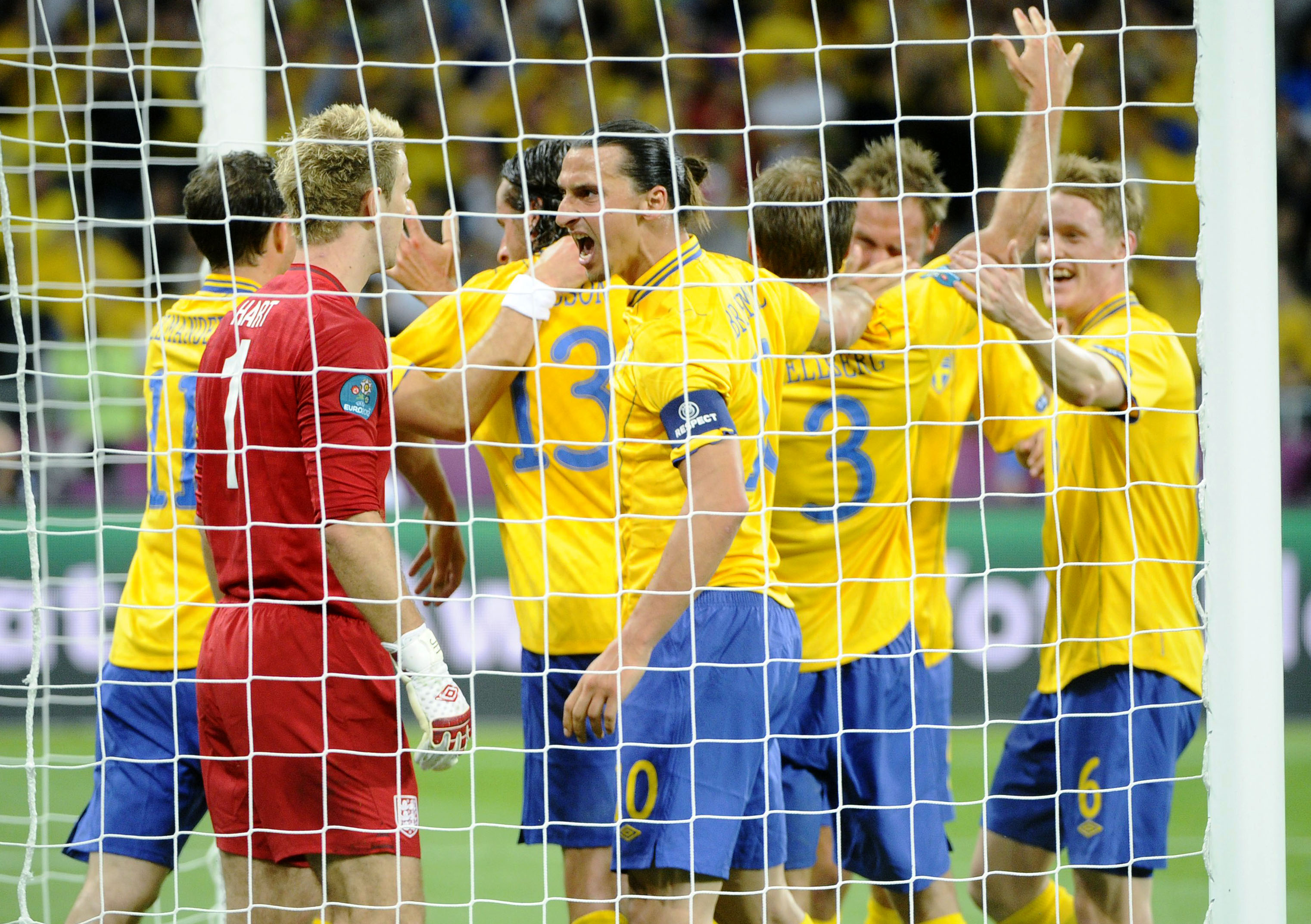 Zlatan ryter ifrån när Joe Hart står på olämpligt ställe. Zlatan ryter ifrån när Joe Hart står på olämpligt ställe.