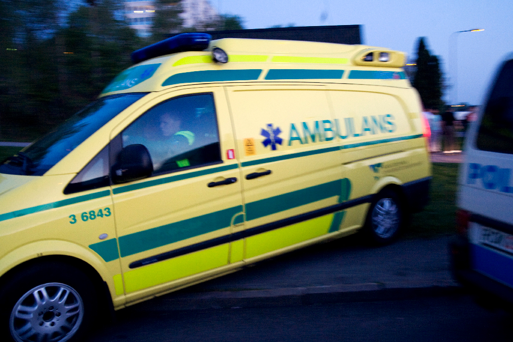 En person fick föras med ambulans till sjukhus.