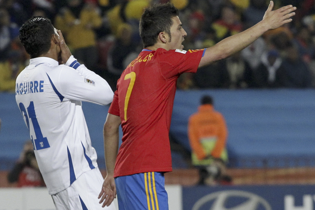 David Villa slog till Honduras försvarare Emilio Izaguirre, men straffas ändå inte av FIFA.