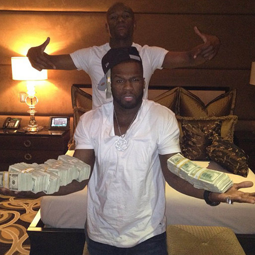 Floyd och vapendragen 50 Cent gillar att gå på strippklubb tillsammans. Här ser det ut som grabbarna grus har tömt spargrisen rejält...