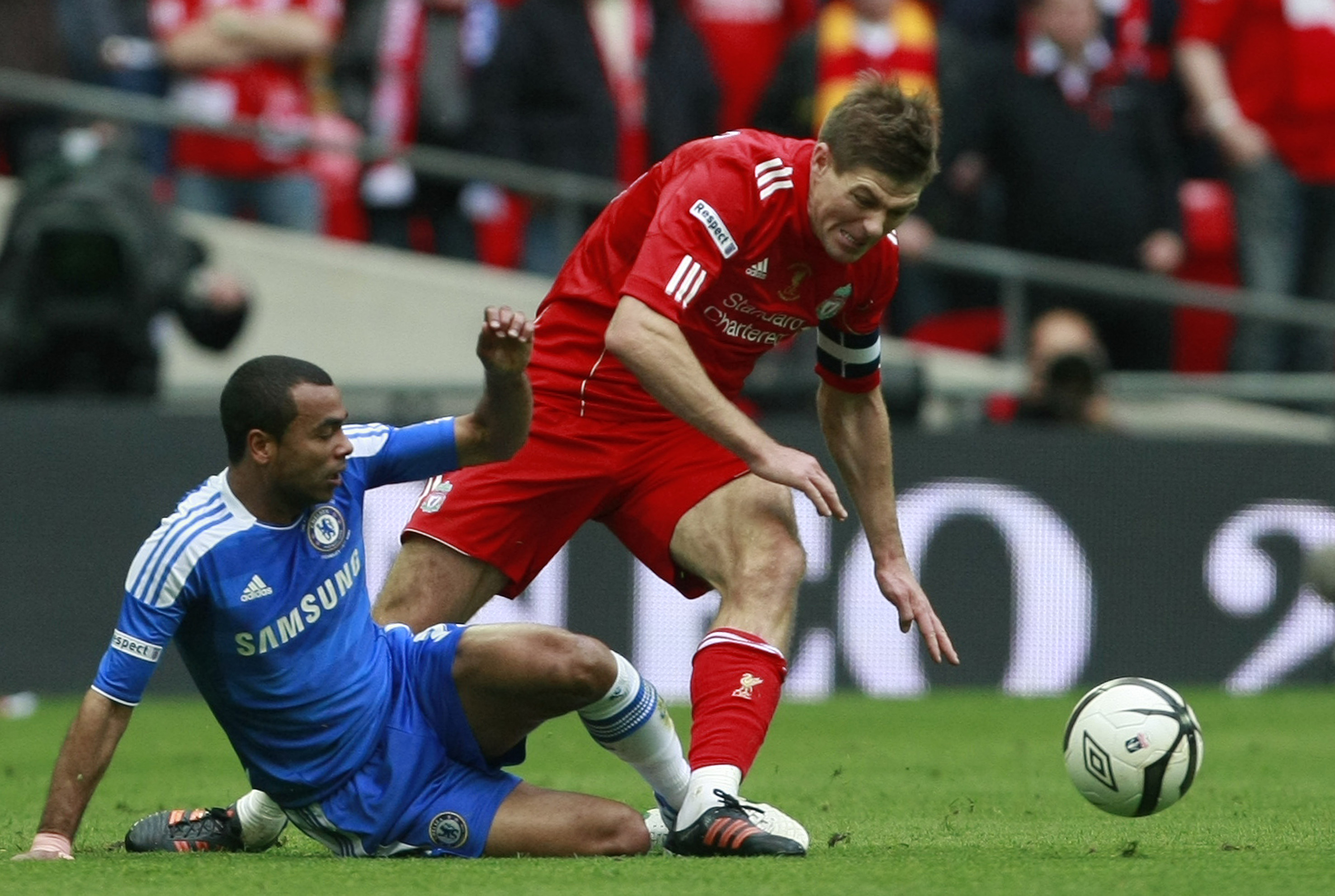 Ashley Cole – den spelare som har vunnit FA-cupen flest gånger – får undan bollen framför Liverpoollegenden Steven Gerrard.