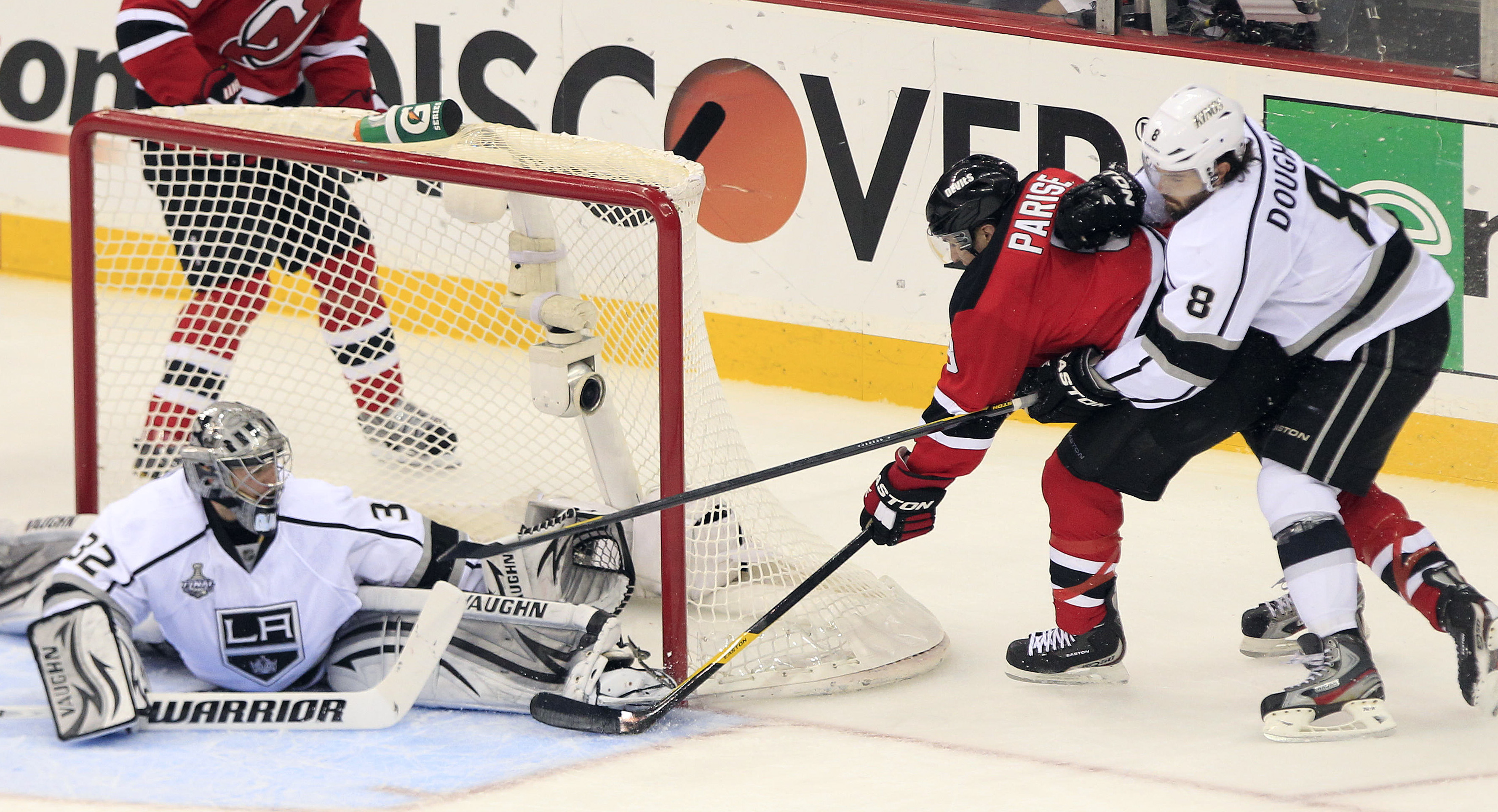 Zach Parises 1-0 kom till efter att Jonathan Quick slarvat med pucken. Zach Parises 1-0 kom till efter att Jonathan Quick slarvat med pucken.
