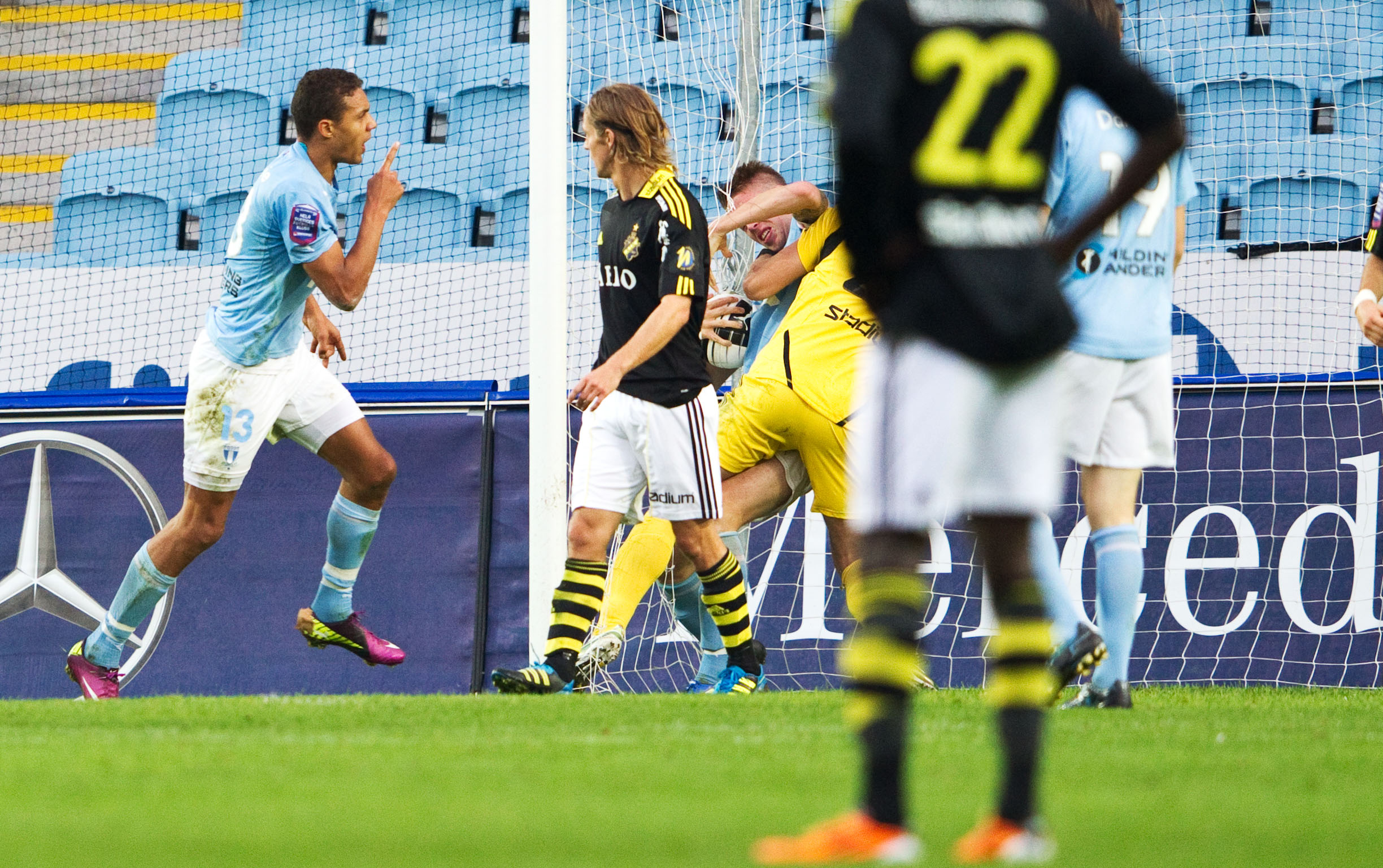 ...Var det upp till ärkerivalen Malmö FF att skjuta guldet till Skåne. MFF mötte nämligen AIK i den 27:e omgången, och det som krävdes för att Helsingborg skulle ta guld var att AIK tappade poäng.