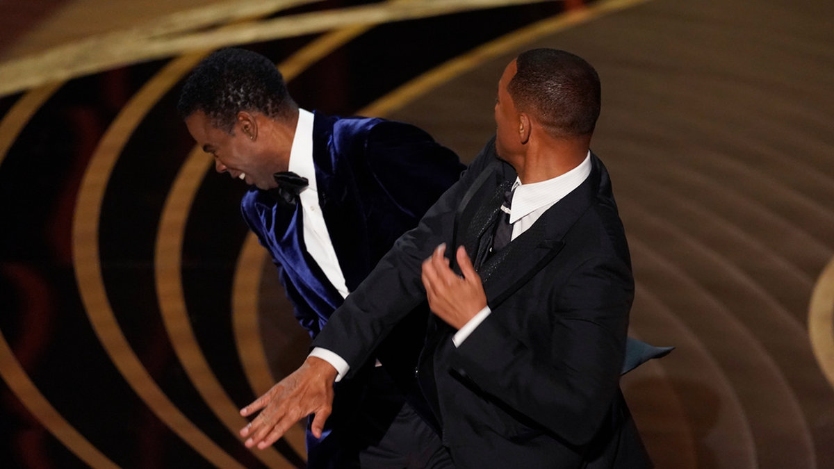 Will Smith slår till Chris Rock på Oscarsgalan tidigare i år. Arkivbild.