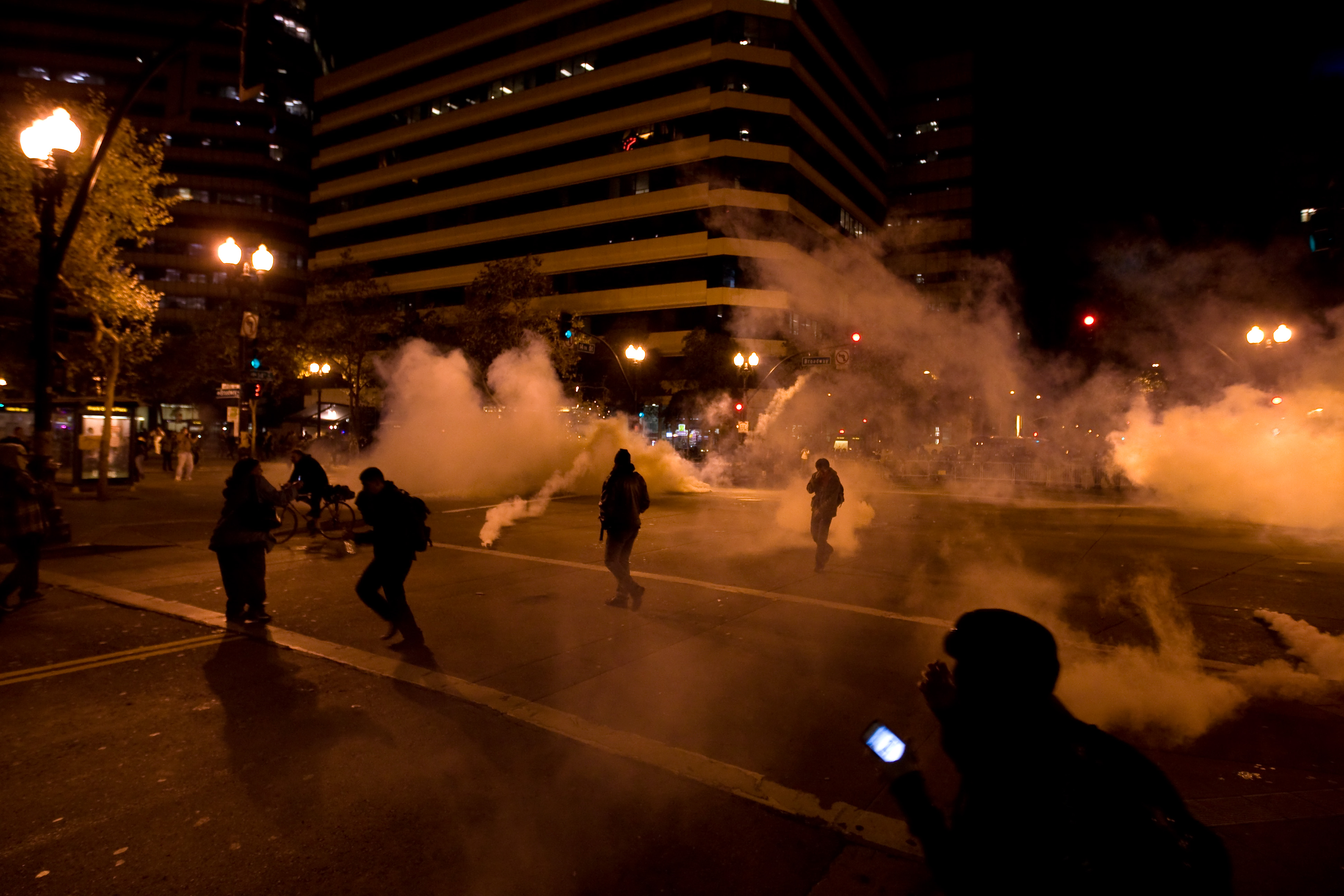 Demonstranter fick fly undan tårgas och flashgranater tidigt på tisdagsmorgonen.