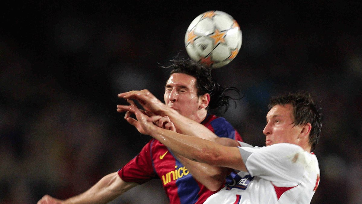 Här möter han Leo Messi i en nickduell (och förlorar?). 