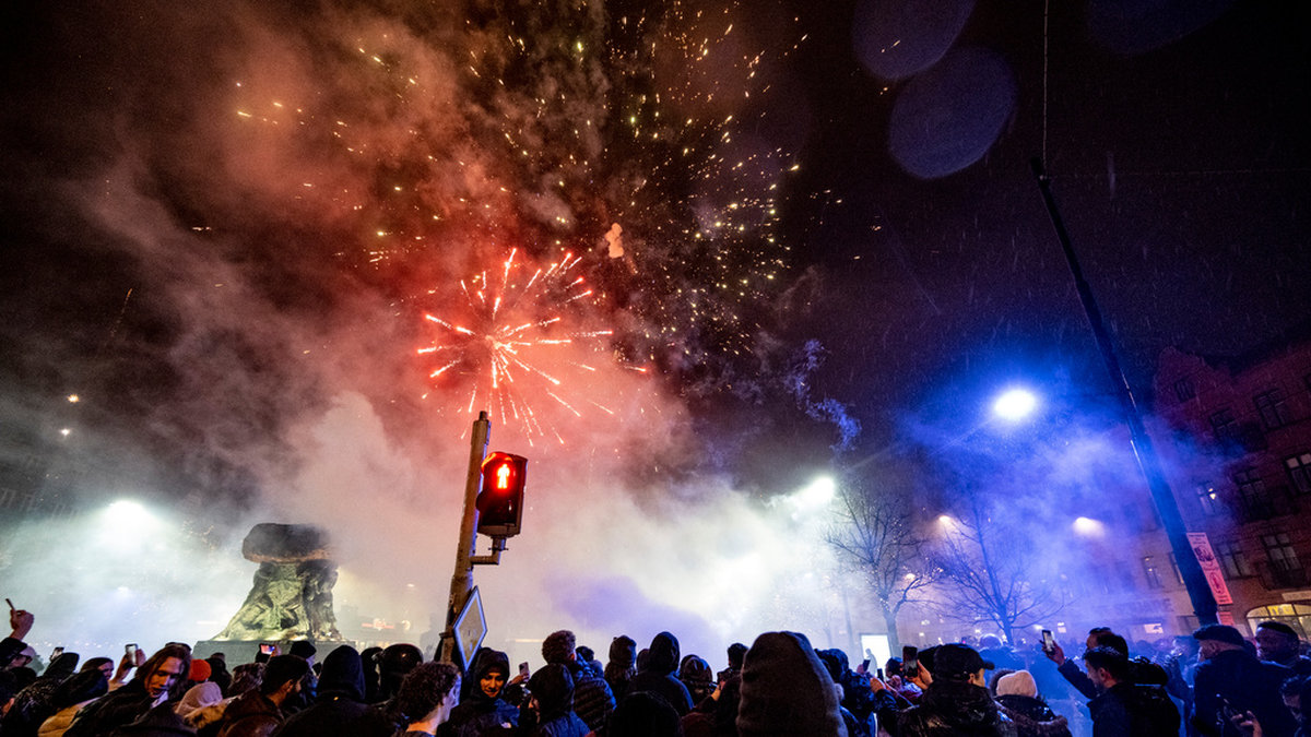 Nyårsfirande på Möllevångstorget i Malmö vid tolvslaget när 2023 firades in.